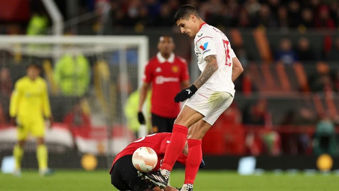 Erik Lamela, Casemiro MANCHESTER, ENGLAND - APRIL 13: Erik Lamela of Sevilla FC, tackles Casemiro of Manchester United, which later results in a yellow card during the UEFA Europa League quarterfinal first leg match between Manchester United and Sevilla FC at Old Trafford on April 13, 2023 in Manchester, England. (Photo by Catherine Ivill/Getty Images)