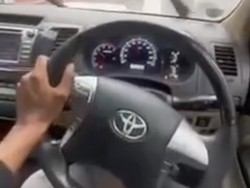 Duh! Sopir Ngebut sambil Main HP, Fortuner Berakhir Terguling