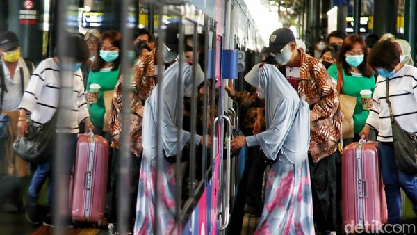 Warga mulai melakukan mudik lebih awal. Seperti terlihat di Stasiun Gambir, Jakarta Pusat, Jumat (14/4/2023).