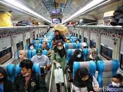 Catat! Penumpang Sengaja Bablas Naik KA Didenda-Dilarang Naik Sementara