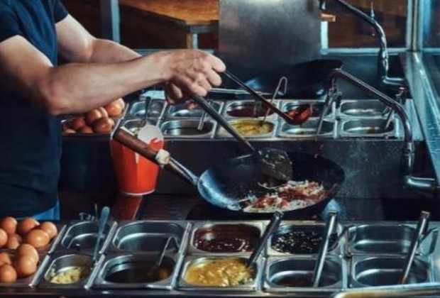 Ilustrasi proses memasak street food/Foto: Freepik/fxquadro