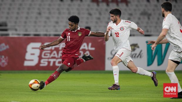 Timnas Indonesia U-22 vs Lebanon pada laga uji coba jilid pertama di Stadion Utama Gelora Bung Karno, Jakarta, Jumat (14/4).