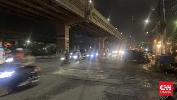 Jalan Raya Kalimalang, Jakarta Timur arah Bekasi terpantau normal dan masih sepi pemudik pada Jumat (14/4) malam.