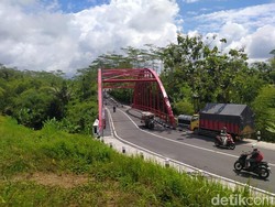 Cerita di Balik Jembatan Biru Bercat Merah di Bandongan Magelang