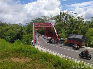 Cerita di Balik Jembatan Biru Bercat Merah di Bandongan Magelang Cerita di Balik Jembatan Biru Bercat Merah di Bandongan Magelang