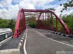 Viral di Tiktok! Namanya Jembatan Biru, tapi Catnya Kok Merah?