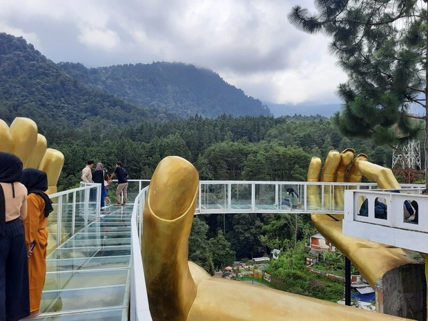 Jembatan Kaca di Baron Hill. Foto Instagram: wisataguci_tegal