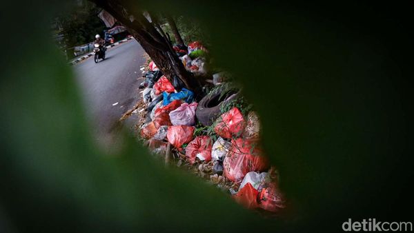 Jorok! Sampah Numpuk di Trotoar Tangsel Ini
