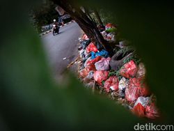 Jorok! Sampah Numpuk di Trotoar Tangsel Ini