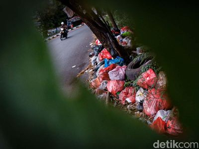 Jorok! Sampah Numpuk di Trotoar Tangsel Ini