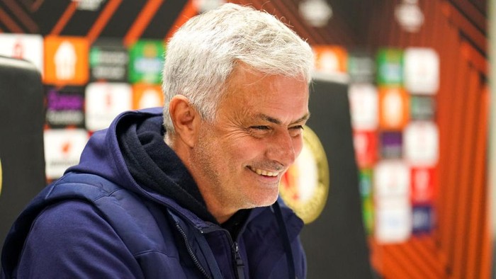 STADION FEIJENOORD, NETHERLANDS - APRIL 13: Coach Jose Mourinho of AS Roma during the press conference following the Quarterfinal First Leg - UEFA Europa League match between Feyenoord and AS Roma at the Rotterdam on April 13, 2023 in Stadion Feijenoord, Netherlands (Photo by Joris Verwijst/BSR Agency/Getty Images)