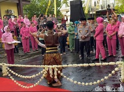 Semringah Peserta Bazar Ramadhan Ngawi Dagangannya Diborong Kapolda Jatim