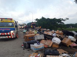 Muatan Paket Berserakan di Tol Boyolali TKP Kecelakaan yang Tewaskan 6 Orang