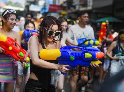 Keseruan Perang Air di Bangkok Saat Tahun Baru Thailand