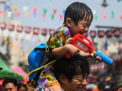 Sisi Gelap Festival Songkran, Bayi Dibuang-Ibu Lanjut Main Air