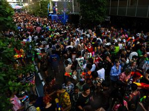 Nahasnya Turis China, Ikut Festival Songkran Malah Dicopet Nahasnya Turis China, Ikut Festival Songkran Malah Dicopet