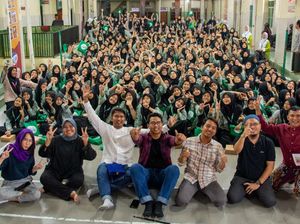 Kunjungi Pesantren, Kobe Bagi-bagi Produk hingga Gelar Lomba