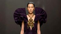 10 Koleksi Busana Alexander McQueen Fall/Winter 2023, Keindahan Anatomi Tubuh