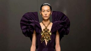 10 Koleksi Busana Alexander McQueen Fall/Winter 2023, Keindahan Anatomi Tubuh