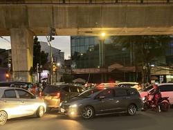 Lalin di Simpang Santa Jaksel Macet Parah Imbas Barier Penutup Diterobos