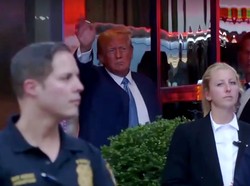 Lambaian Tangan Trump Usai Diperiksa Kasus Penipuan Rp 3,6 T