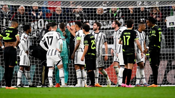 TURIN, ITALY - APRIL 13: Juventus goalkeeper Wojciech Szczesny leaves the field to be replaced after experiencing chest pain and is consoled by his teammates during the UEFA Europa League quarter final first leg match between Juventus and Sporting CP at Allianz Stadium on April 13, 2023 in Turin, Italy. (Photo by Daniele Badolato - Juventus FC/Juventus FC via Getty Images)