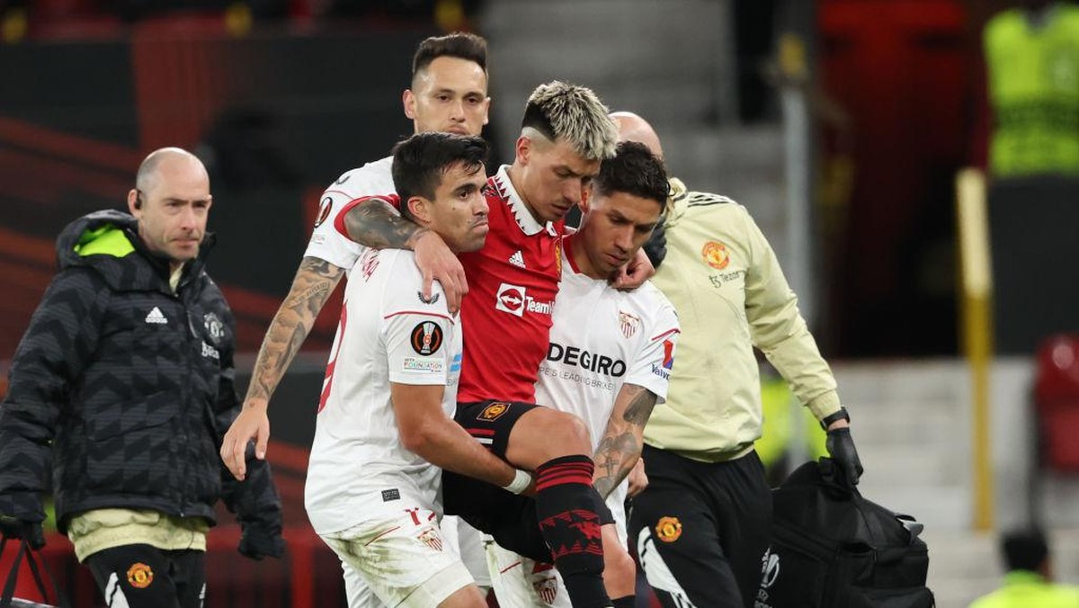 Lisandro Martinez dipastikan absen hingga akhir musim karena cedera metatarsal (Getty Images/Matthew Ashton - AMA)