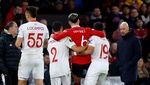 Momen Solider Pemain Sevilla Gercep Memapah Lisandro Martinez