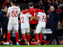 Momen tersebut bagai menegaskan solidaritas di antara pesepakbola tetaplah nyata sekalipun berada di kubu berbeda. Foto: Action Images via Reuters/LEE SMITH
