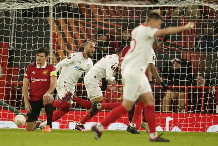 Sevillas Youssef En-Nesyri, center, celebrates with teammates after scoring his sides second goal during the Europa League first leg quarterfinal soccer match between Manchester United and Sevilla at the Old Trafford stadium in Manchester, Thursday, April 13, 2023. (AP Photo/Dave Thompson)