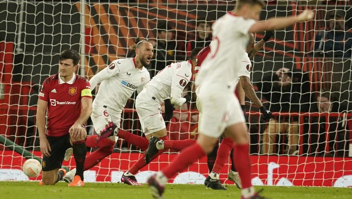 Sevillas Youssef En-Nesyri, center, celebrates with teammates after scoring his sides second goal during the Europa League first leg quarterfinal soccer match between Manchester United and Sevilla at the Old Trafford stadium in Manchester, Thursday, April 13, 2023. (AP Photo/Dave Thompson)