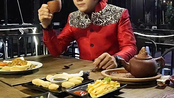 Pesulap Merah Doyan Kulineran, Hobi Nongkrong dan Review Makanan