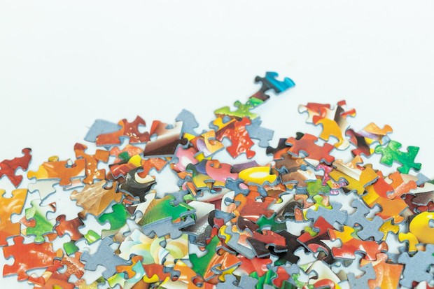 Menyusun Puzzle/ Foto: pexels.com/Sharon Snider pz