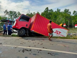 Truk Ekspedisi Nyemplung ke Laut di Palopo Usai Tergelincir saat Tikungan