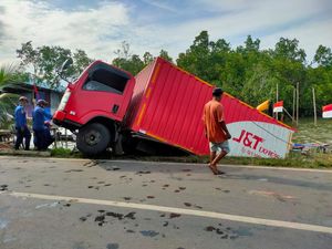 Truk Ekspedisi Nyemplung ke Laut di Palopo Usai Tergelincir saat Tikungan Truk Ekspedisi Nyemplung ke Laut di Palopo Usai Tergelincir saat Tikungan
