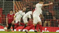Namun, keunggulan MU buyar pada menit-menit akhir. Dua gol bunuh diri masing-masing dari Tyrell Malacia dan Harry Maguire membuat MU harus puas dengan hasil imbang. AP/Dave Thompson  