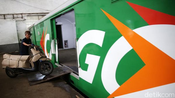 Potret KAI Mulai Angkut Motor Mudik Gratis dengan Kereta Api