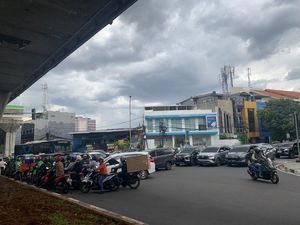 Duh! Pengendara Bongkar Lagi Barier untuk Terobos Simpang Santa Jaksel