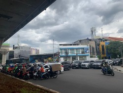 Duh! Pengendara Bongkar Lagi Barier untuk Terobos Simpang Santa Jaksel