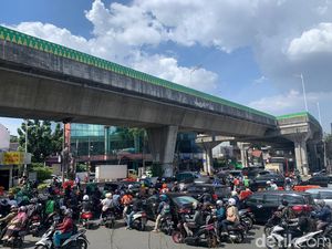 Pengendara Sempat Terobos Barrier Penutup Simpang Santa Jaksel, Lalin Macet