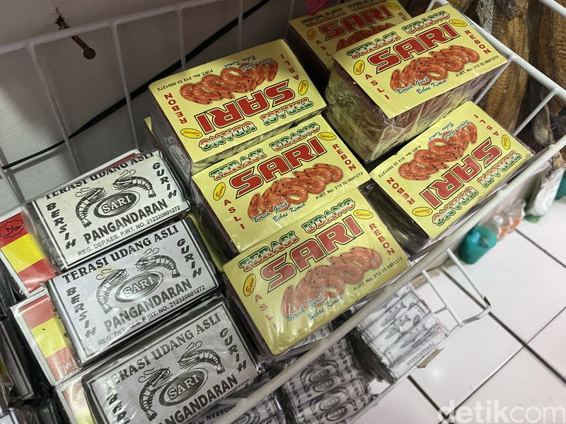Oleh-oleh khas Pangandaran Toko Anugrah, penjual oleh-oleh khas Pantai Pangandaran. Tersedia ikan asin hingga terasi udang.