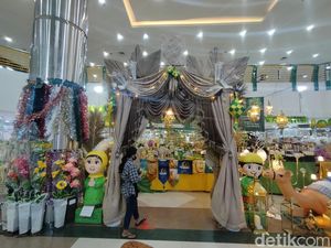 Ornamen Khas Lebaran Ramai Diburu di Pasar Atom Surabaya