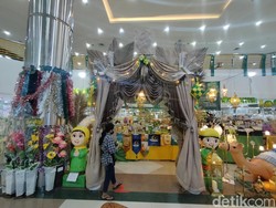Ornamen Khas Lebaran Ramai Diburu di Pasar Atom Surabaya