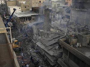 Pabrik Garmen di Pakistan Kebakaran, 4 Petugas Damkar Tewas