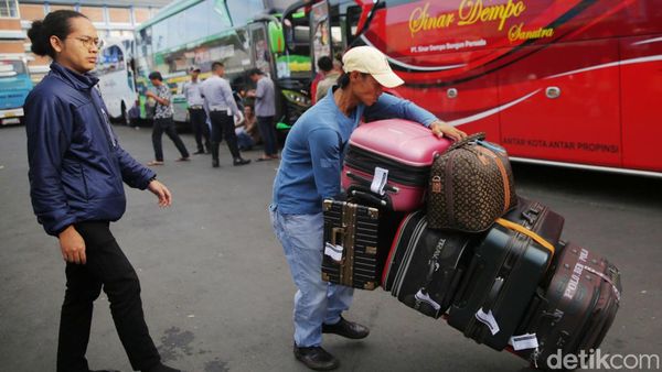 Pemudik Tujuan Pulau Sumatera Mulai Padati Terminal Bekasi
