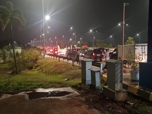 Penampakan Kendaraan Terjebak Macet Imbas Tol Jatikarya Diblokade Warga