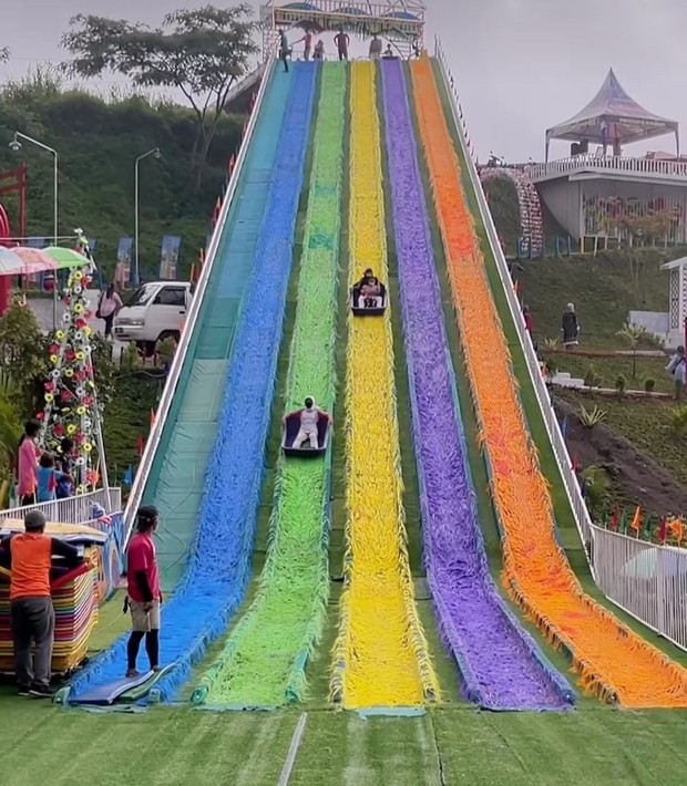 Perosotan Pelangi. Foto Instagram: wisatagucitegal