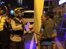 Patroli Sahur on The Road, Polisi di Bali Jaga Keamanan-Bagi Nasi