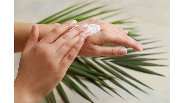 Foto ilustrasi pemakaian produk tabir surya dalam tahapan skincare.