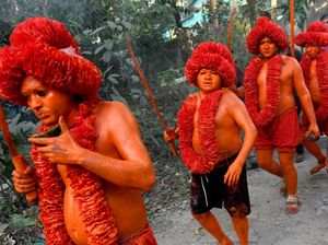 Ritual Unik di Bangladesh, Seluruh Tubuh Umat Hindu Dicat Merah